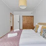 Апартаменти Convenient Mosiezna 7 By Renters *